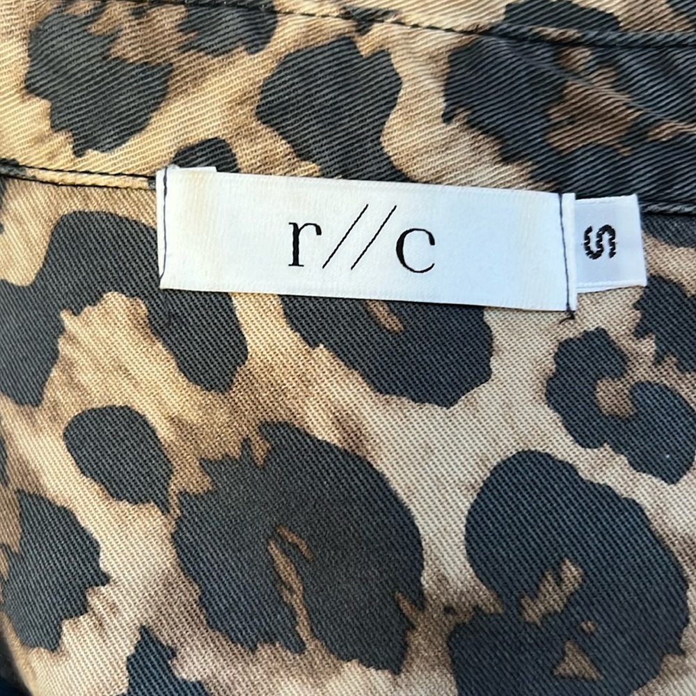 EUC r//c size small leopard print button down top - Picture 4 of 11